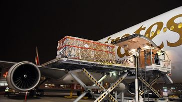 Loading Boeing 777 Emirates SkyCargo