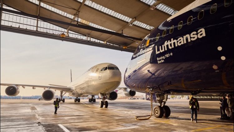 Lufthansa A340600 Und Boeing7879.jpg